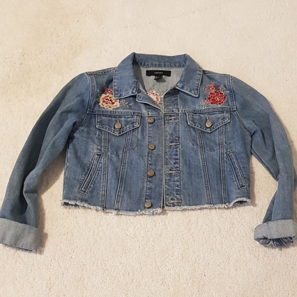 Crop denim jacket with embroidered floral design